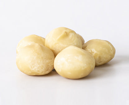 Style 1L raw macadamia nuts featuring large whole kernels arranged in a pile on a white background.